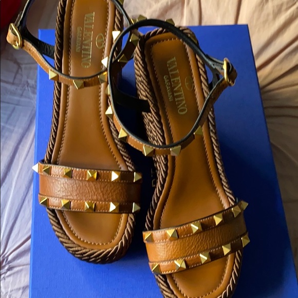 Valentino Shoes - VALENTINO
Rockstud Torchon Espadrille Wedge In Tan
